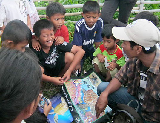 AlTo Education and Outreach Specialist Atu talks turtles with a group of boys
